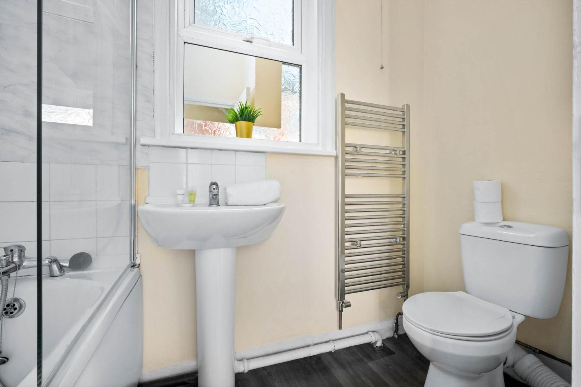Two Bedroom Apartment - Single Beds - Accommodates 3 - Street Parking - Top Rated -Wbb West Bromwich Esterno foto