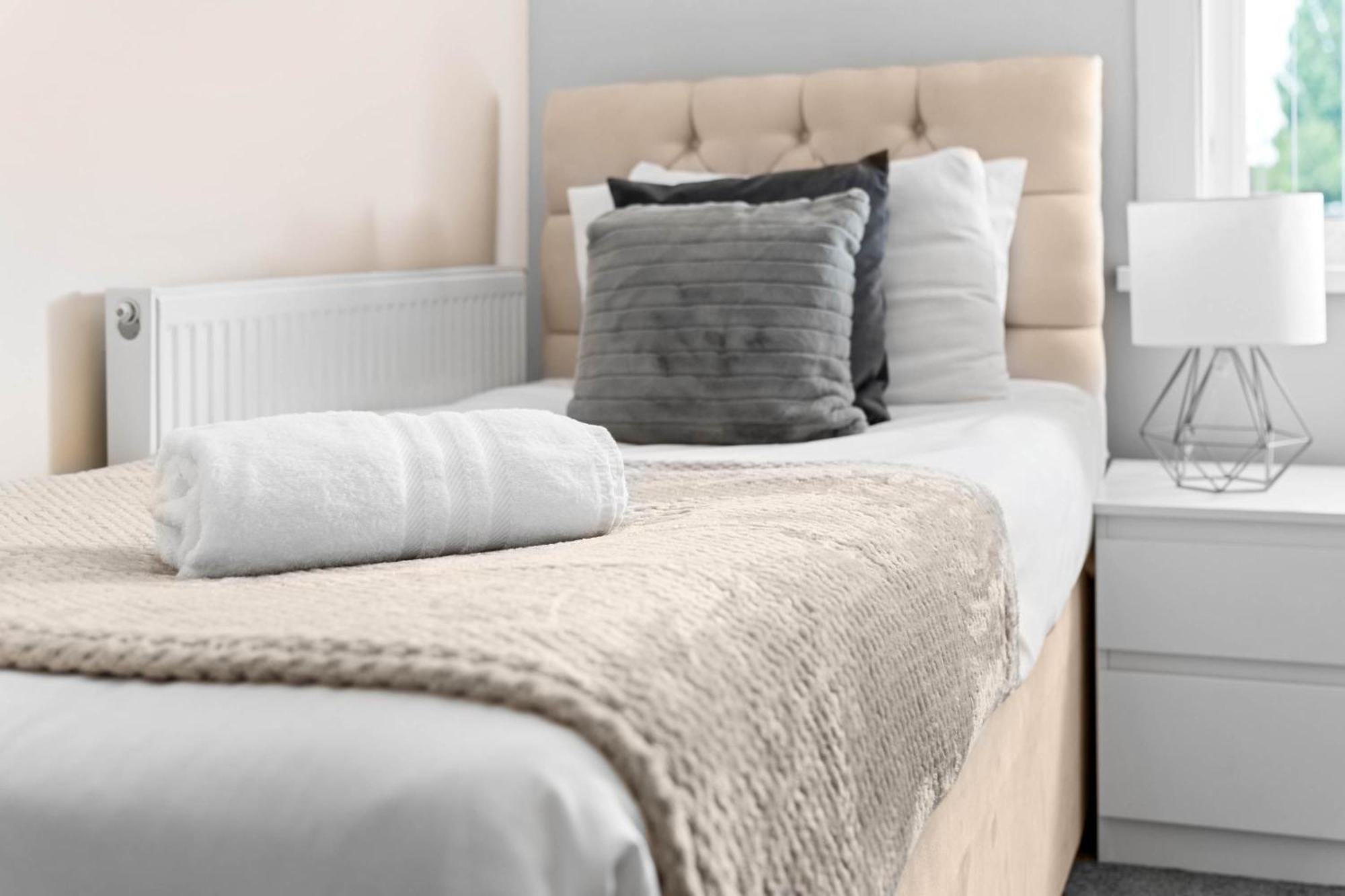 Two Bedroom Apartment - Single Beds - Accommodates 3 - Street Parking - Top Rated -Wbb West Bromwich Esterno foto