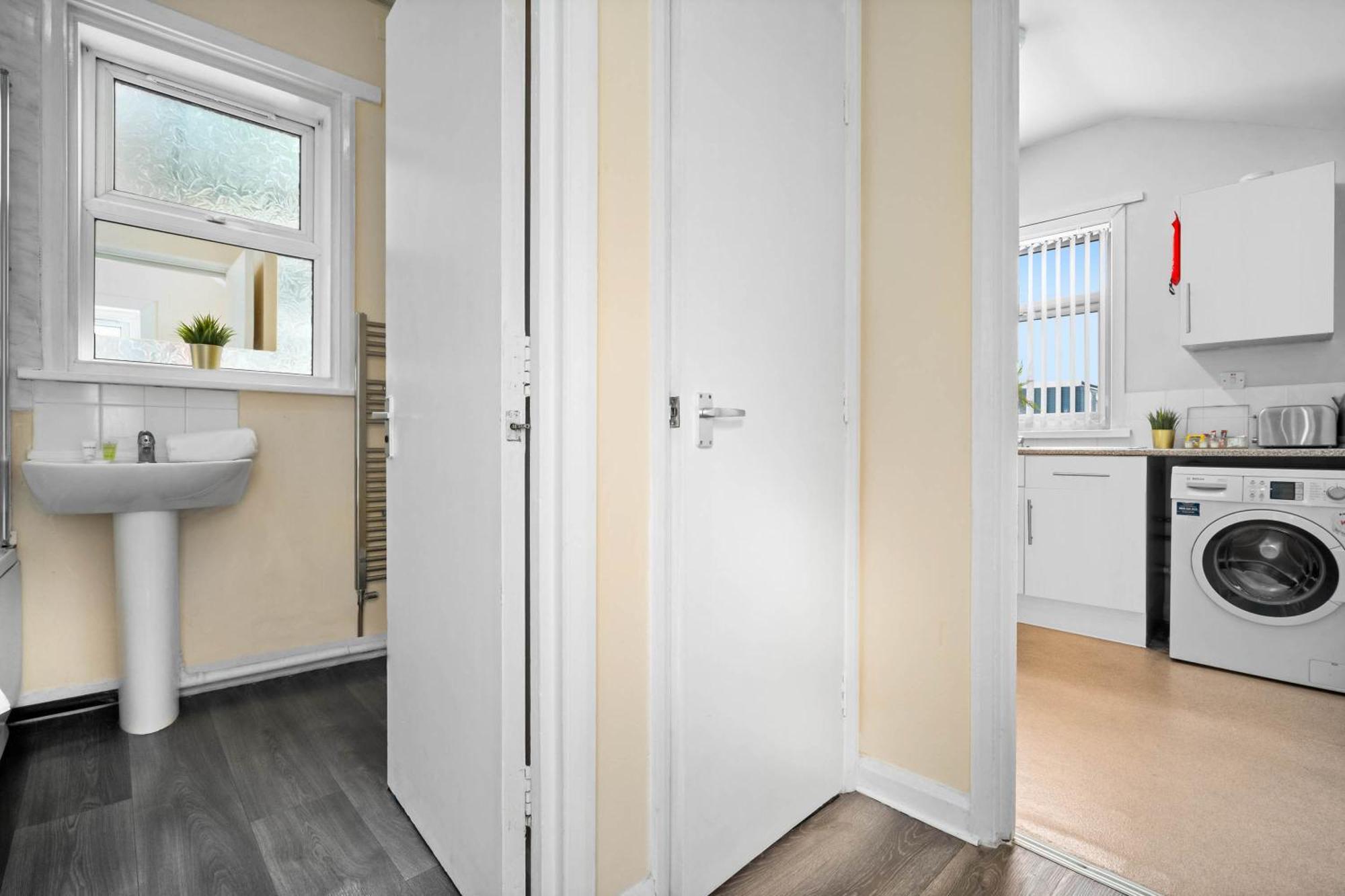 Two Bedroom Apartment - Single Beds - Accommodates 3 - Street Parking - Top Rated -Wbb West Bromwich Esterno foto