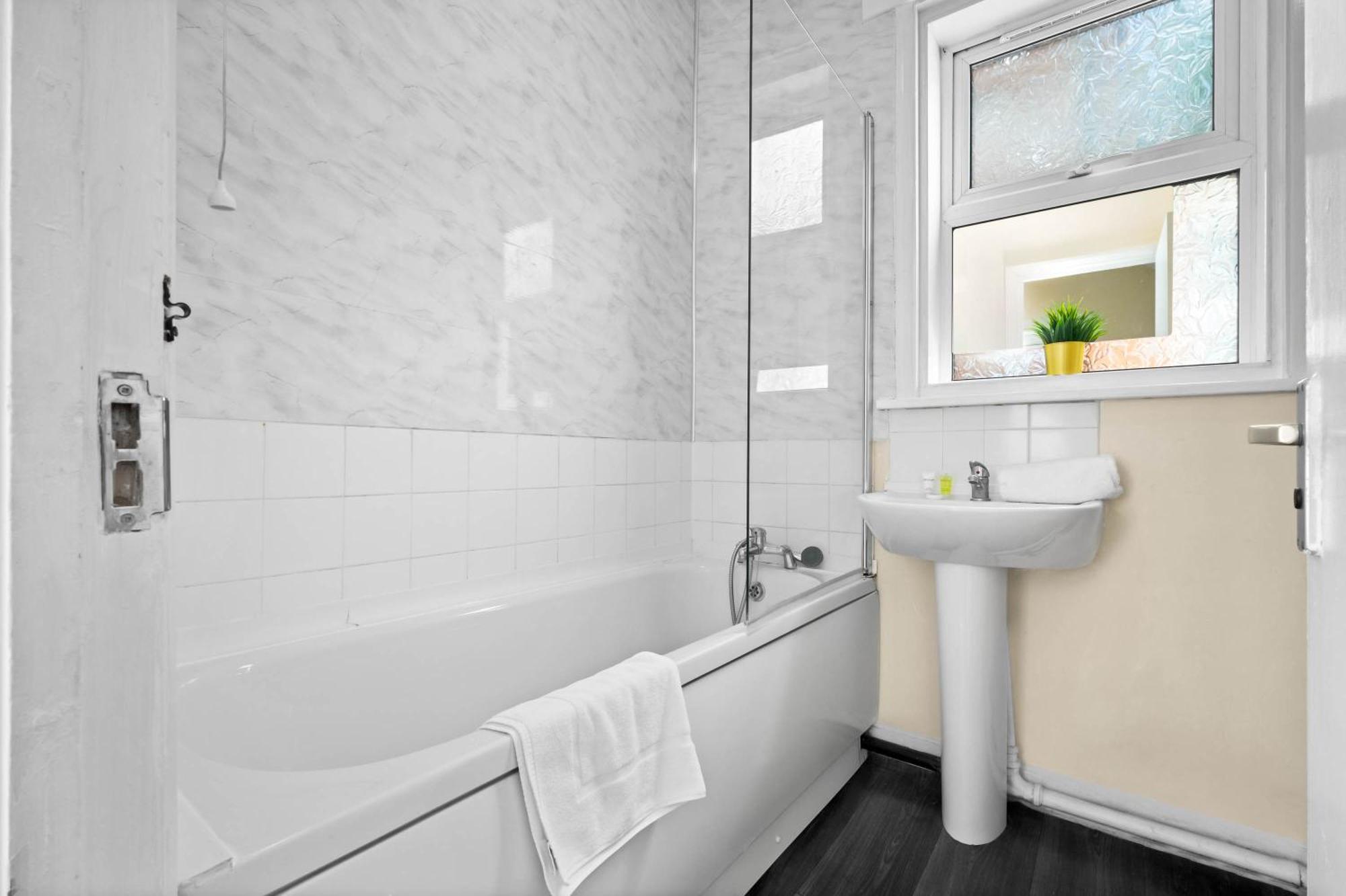 Two Bedroom Apartment - Single Beds - Accommodates 3 - Street Parking - Top Rated -Wbb West Bromwich Esterno foto