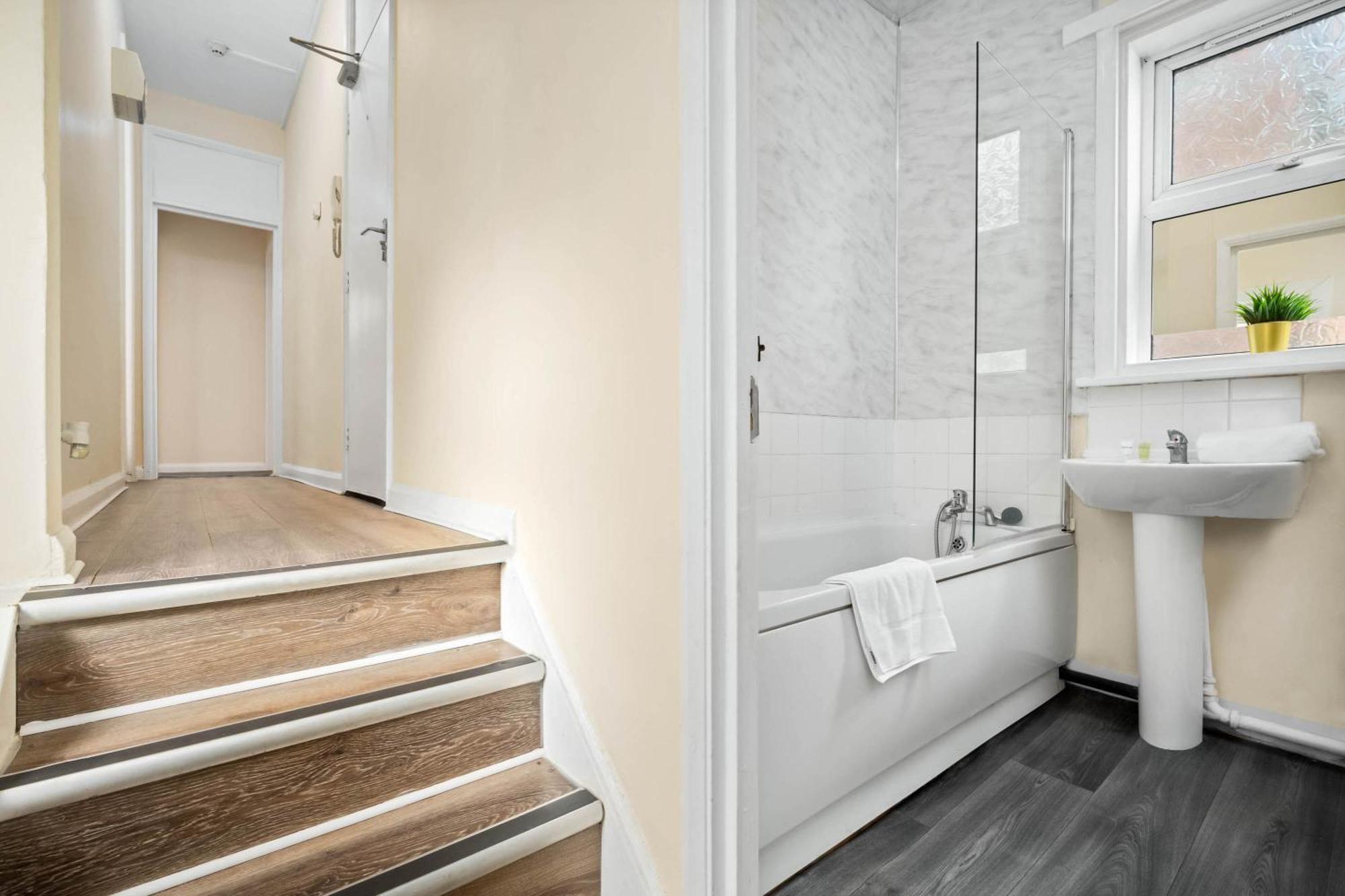 Two Bedroom Apartment - Single Beds - Accommodates 3 - Street Parking - Top Rated -Wbb West Bromwich Esterno foto